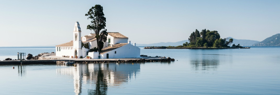 Hafen von Korfu mit Booten